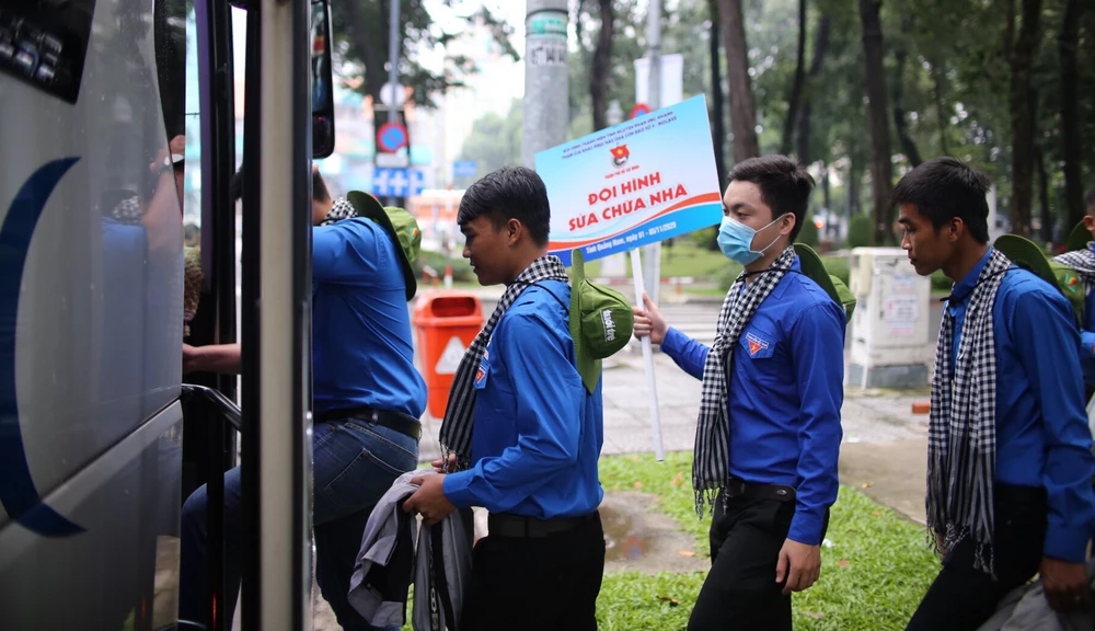 Thanh niên tình nguyện TPHCM xuất phát đến với bà con vùng lũ