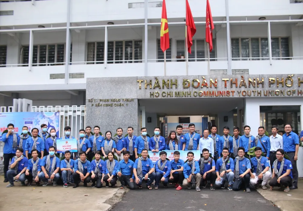 Tuổi trẻ TPHCM khám bệnh, sửa nhà giúp người dân vùng lũ ảnh 2