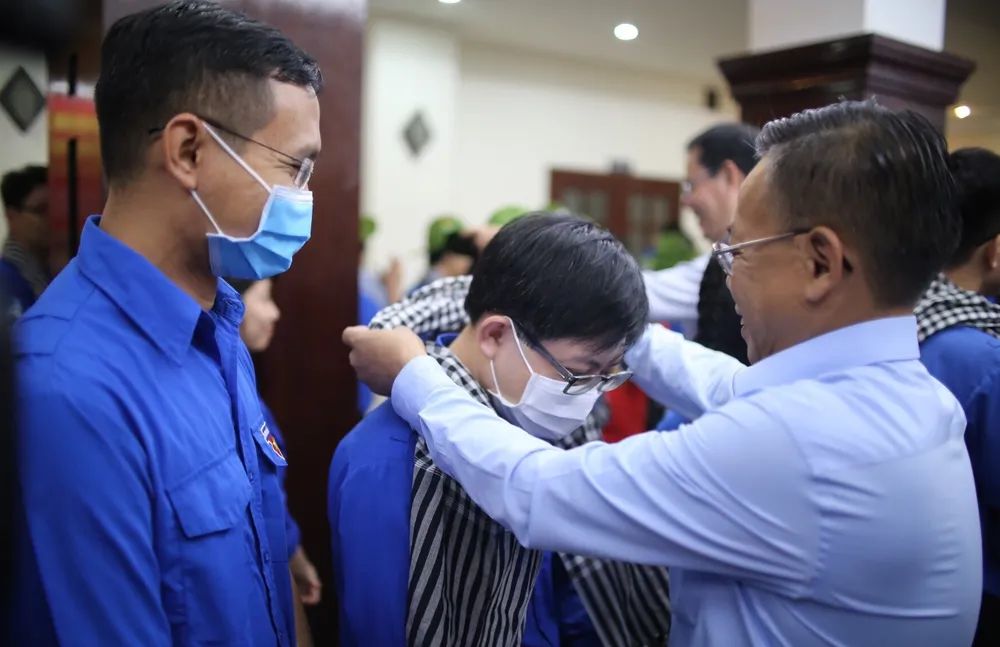 Tuổi trẻ TPHCM khám bệnh, sửa nhà giúp người dân vùng lũ ảnh 1