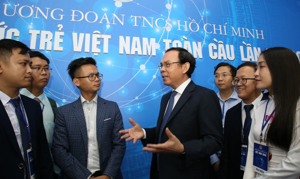 Bí thư Thành ủy TPHCM Nguyễn Văn Nên trao đổi cùng các trí thức trẻ tham gia diễn đàn