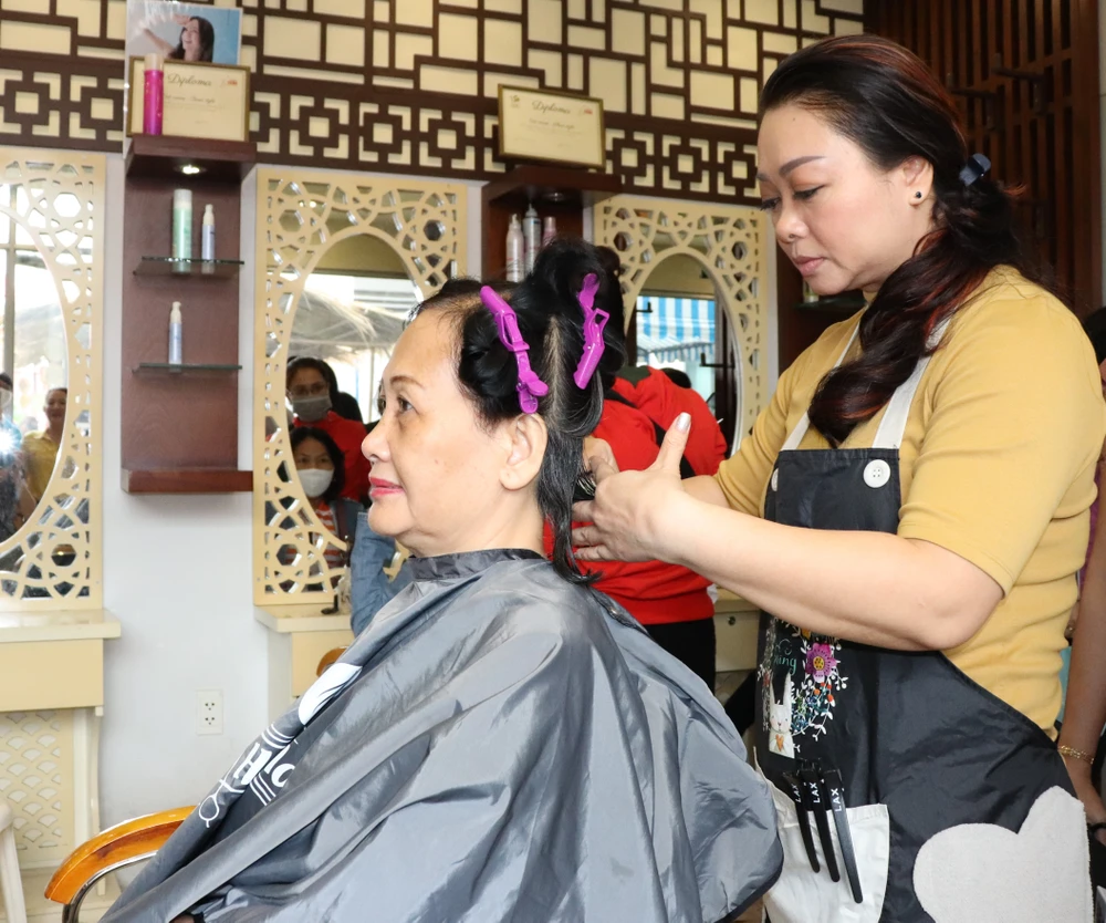Phụ nữ khó khăn làm đẹp đón tết ảnh 2 Phụ nữ khó khăn làm đẹp đón tết ảnh 2