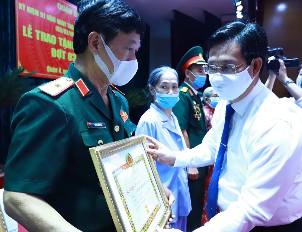 Trao Huy hiệu Đảng cho đảng viên cao tuổi Đảng ảnh 4 Trao Huy hiệu Đảng cho đảng viên cao tuổi Đảng ảnh 4