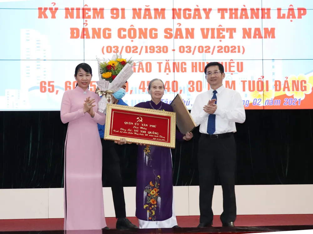 Trao Huy hiệu Đảng cho đảng viên cao tuổi Đảng ảnh 5 Trao Huy hiệu Đảng cho đảng viên cao tuổi Đảng ảnh 5