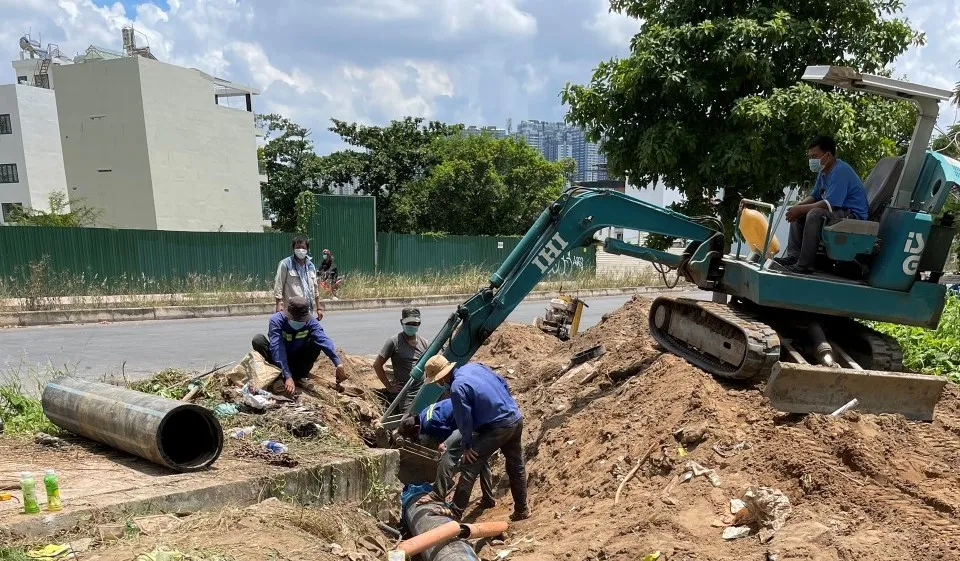 Nhân viên Công ty cổ phần Cấp nước Thủ Đức thi công đường ống vào khu cách ly trên địa bàn TP Thủ Đức