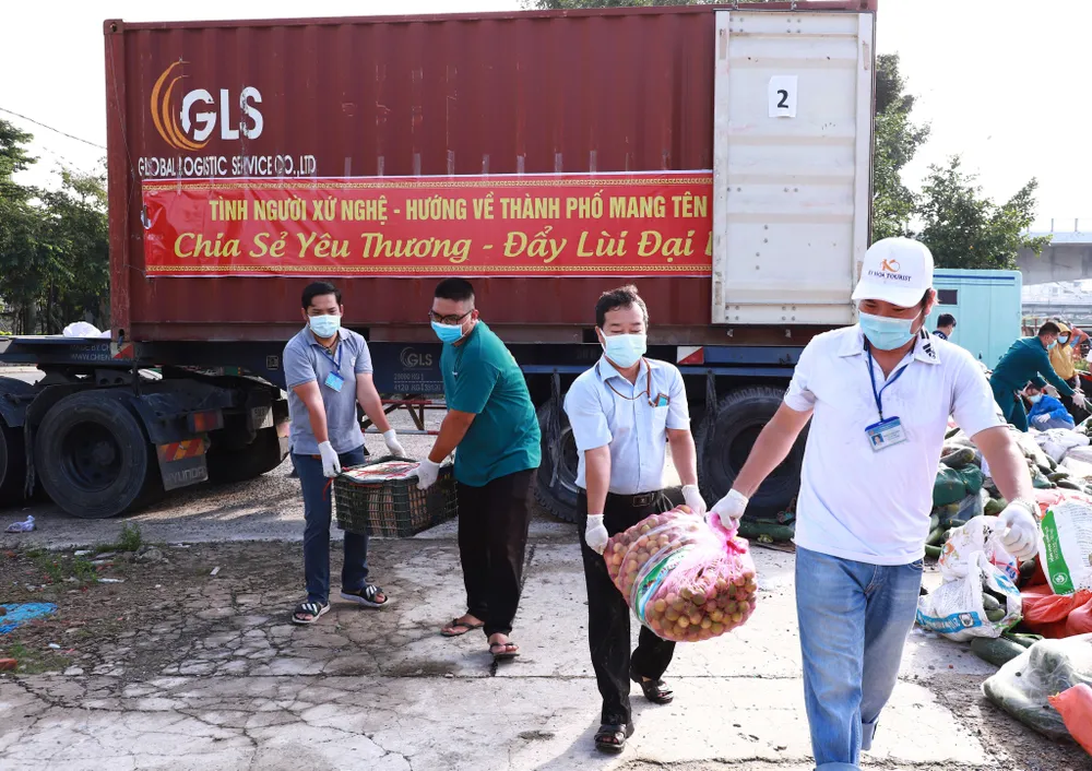 Món quà của bà con tỉnh Nghệ An đã đến TPHCM để tặng người dân khó khăn
