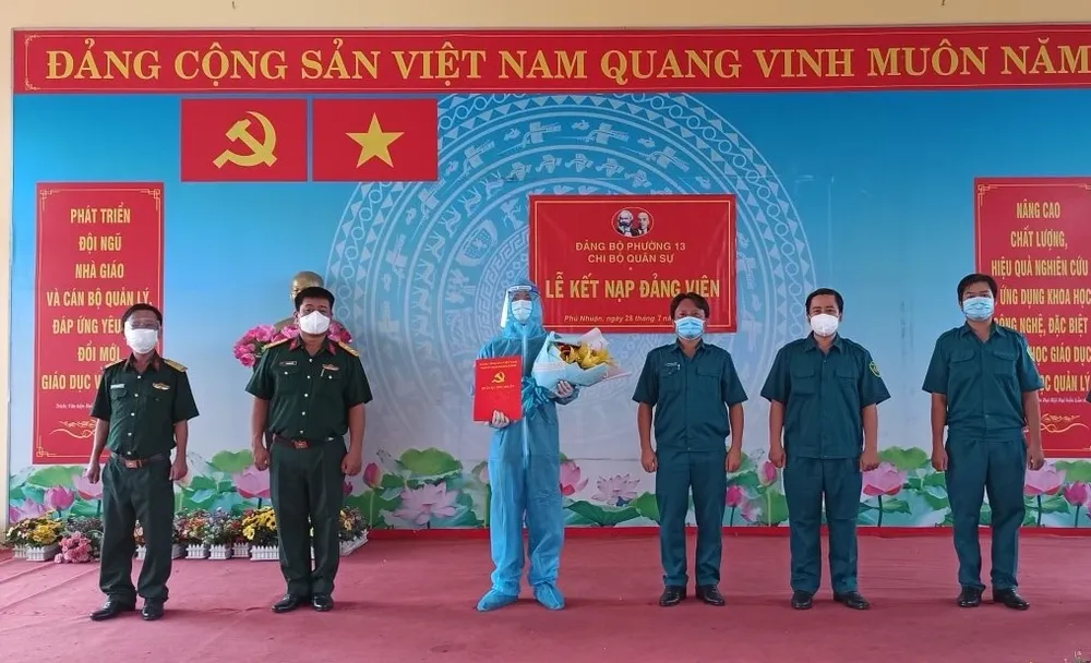 Kết nạp đảng viên ở tuyến đầu chống dịch ảnh 1 Kết nạp đảng viên ở tuyến đầu chống dịch ảnh 1