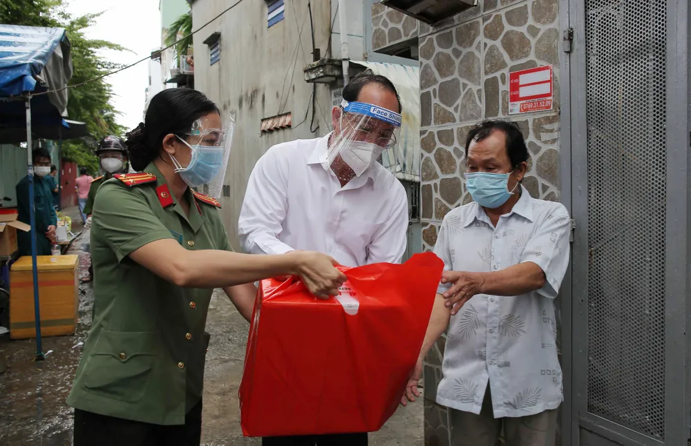 Lãnh đạo TPHCM trao 300 phần quà đến người dân sau cách ly ảnh 1