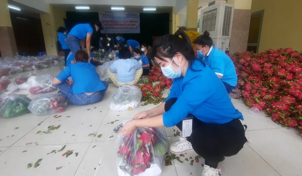 Hỗ trợ quà cho công nhân không tiếp cận được nguồn thực phẩm ảnh 1