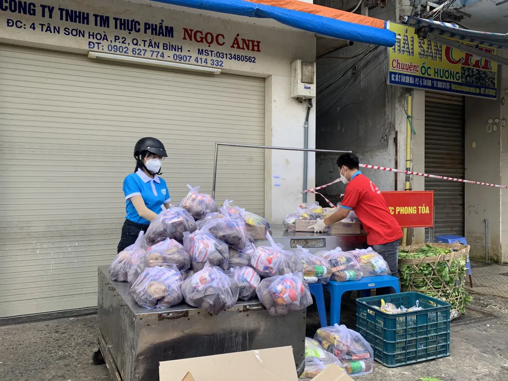 Kết nạp Đảng cho quần chúng đang phục vụ công tác phòng, chống dịch ảnh 4 Kết nạp Đảng cho quần chúng đang phục vụ công tác phòng, chống dịch ảnh 4