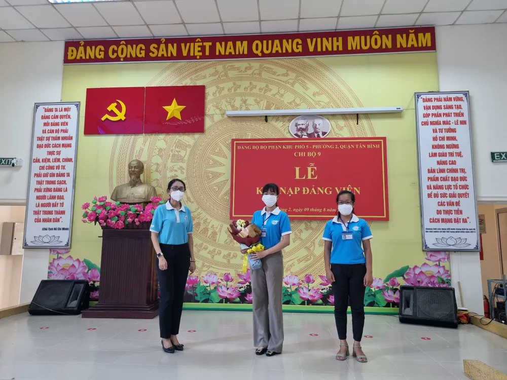 Kết nạp Đảng cho quần chúng đang phục vụ công tác phòng, chống dịch ảnh 3 Kết nạp Đảng cho quần chúng đang phục vụ công tác phòng, chống dịch ảnh 3