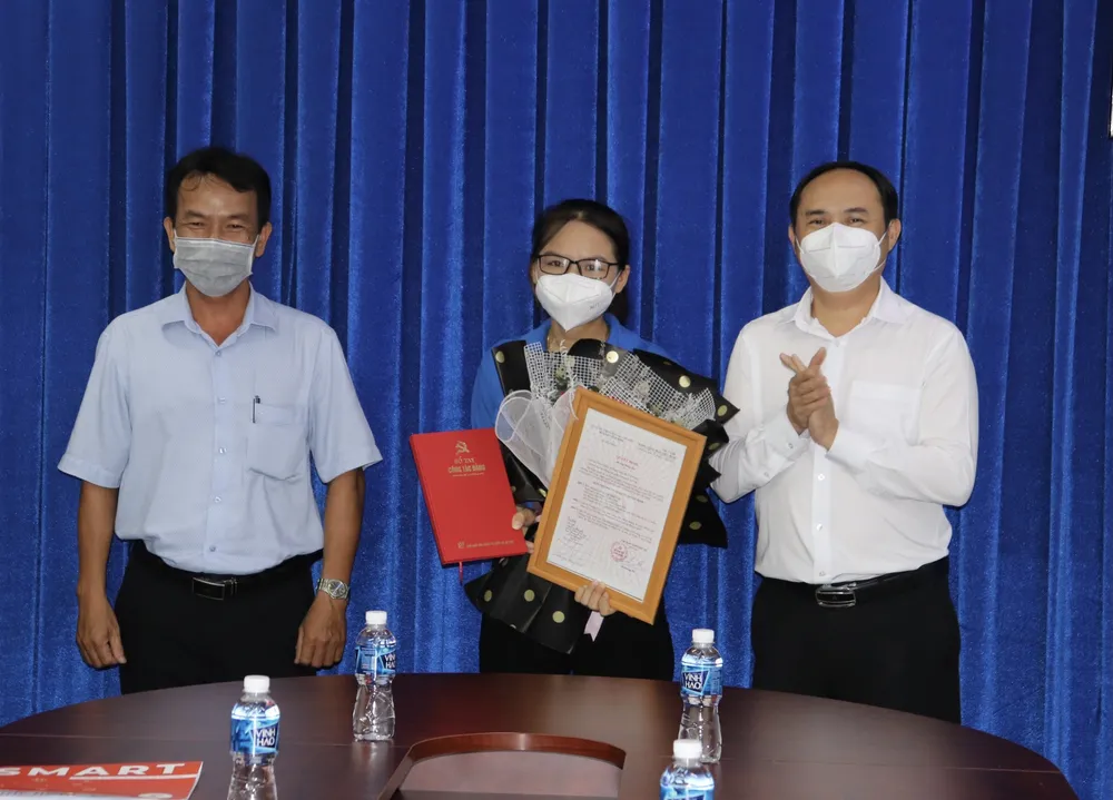 Kết nạp Đảng cho quần chúng đang phục vụ công tác phòng, chống dịch ảnh 1 Kết nạp Đảng cho quần chúng đang phục vụ công tác phòng, chống dịch ảnh 1
