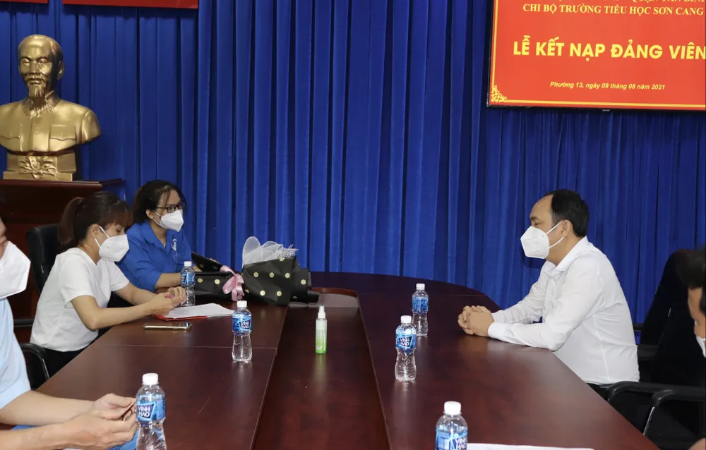 Kết nạp Đảng cho quần chúng đang phục vụ công tác phòng, chống dịch ảnh 5 Kết nạp Đảng cho quần chúng đang phục vụ công tác phòng, chống dịch ảnh 5