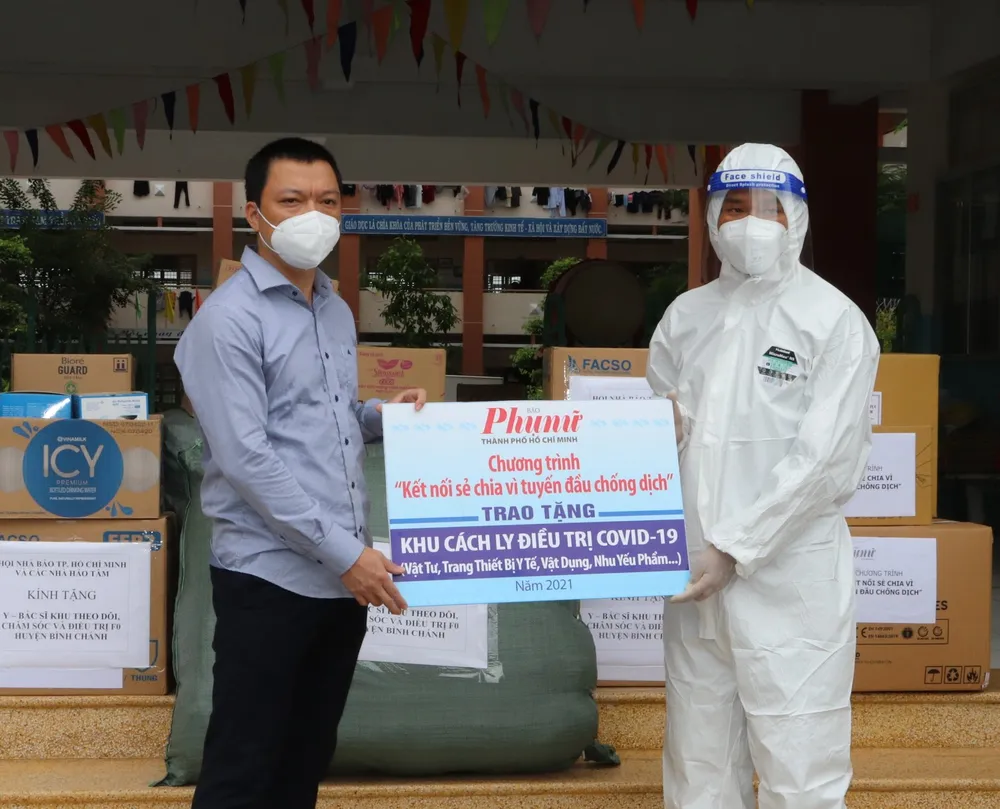 Hội Nhà báo TPHCM thăm, tặng quà đội ngũ tuyến đầu chống dịch ảnh 2 Hội Nhà báo TPHCM thăm, tặng quà đội ngũ tuyến đầu chống dịch ảnh 2