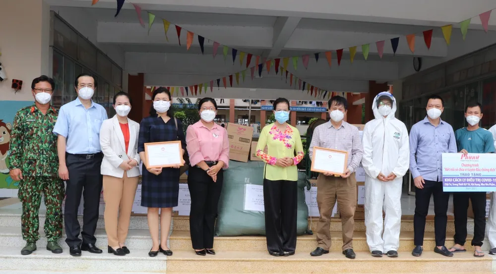 Hội Nhà báo TPHCM thăm, tặng quà đội ngũ tuyến đầu chống dịch ảnh 3 Hội Nhà báo TPHCM thăm, tặng quà đội ngũ tuyến đầu chống dịch ảnh 3