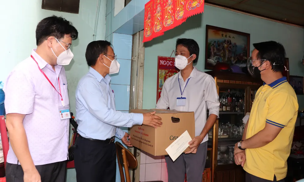 Đồng chí Nguyễn Hữu Hiệp thăm điều dưỡng Phạm Hữu Tài 