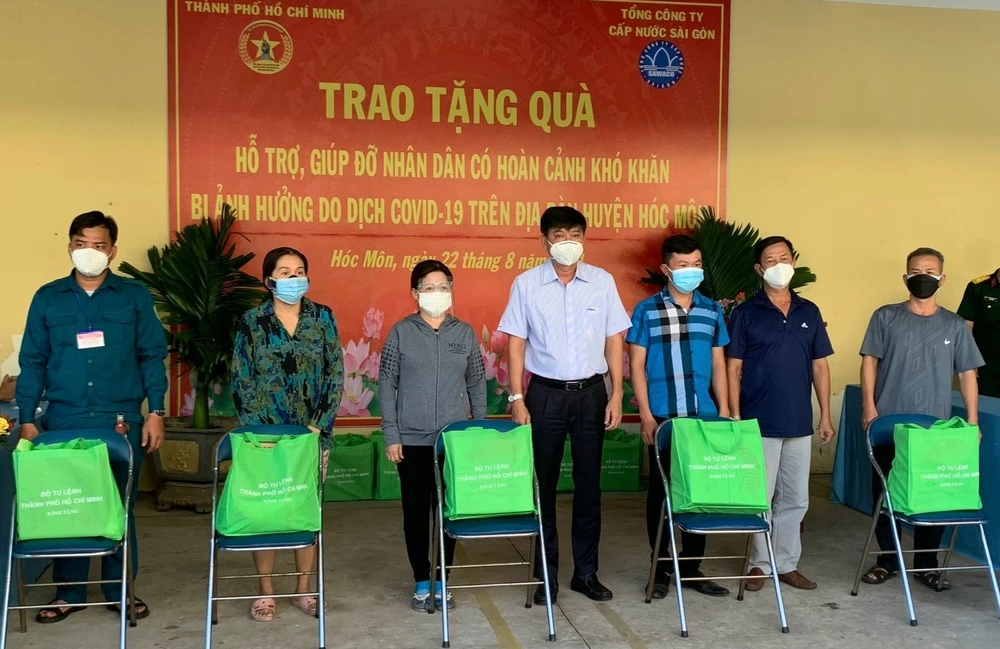 Đại diện Sawaco trao quà đến người dân khó khăn tại huyện Hóc Môn