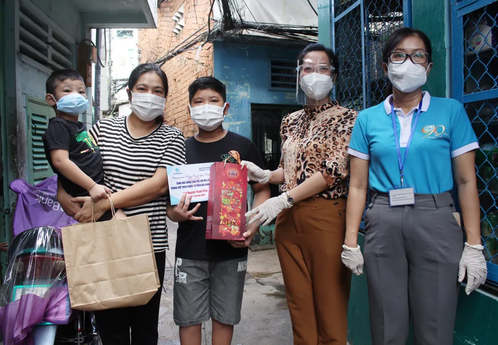 Tặng 1.300 máy SpO2 cho các F0 tại quận 4  ​ ảnh 3