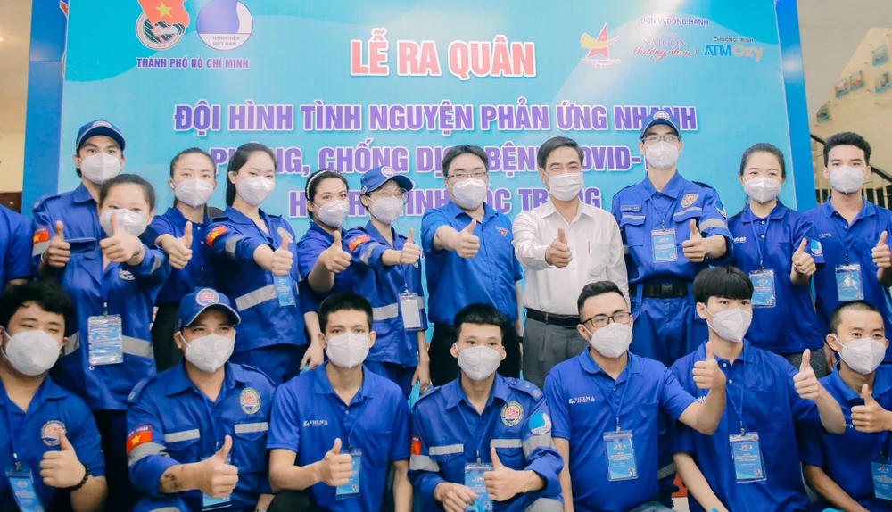 Phó Trưởng Ban Dân vận Thành ủy TPHCM Ngô Văn Luận động viên đội hình tình nguyện hỗ trợ tỉnh Sóc Trăng