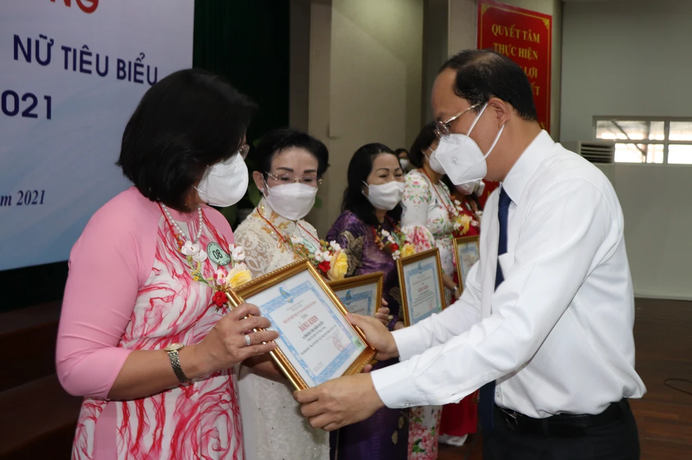 Hội Liên hiệp Phụ nữ TPHCM tuyên dương cán bộ hội cơ sở giỏi và phụ nữ tiêu biểu ảnh 4 Hội Liên hiệp Phụ nữ TPHCM tuyên dương cán bộ hội cơ sở giỏi và phụ nữ tiêu biểu ảnh 4