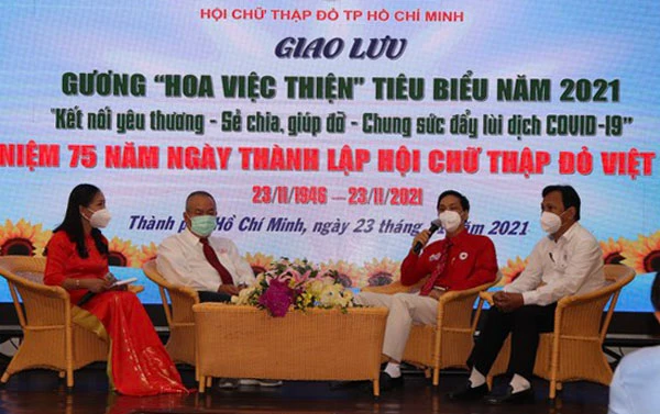 Các gương điển hình "Hoa việc thiện" giao lưu tại lễ tuyên dương