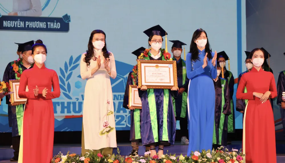 TPHCM vinh danh 79 thủ khoa ảnh 4 TPHCM vinh danh 79 thủ khoa ảnh 4