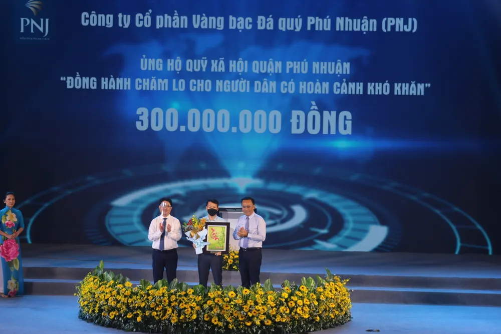 Chương trình nghệ thuật “Phú Nhuận xanh – Phú Nhuận nghĩa tình” gây quỹ chăm lo người nghèo ảnh 2