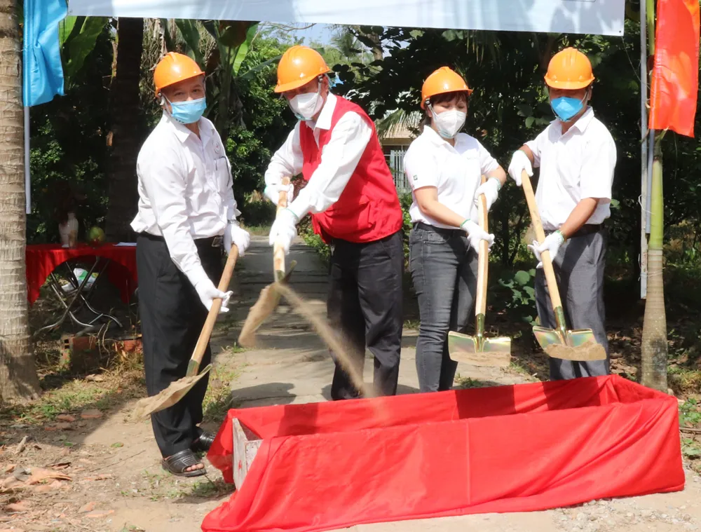 Khám bệnh, tặng quà tết người dân khó khăn tại tỉnh Bến Tre ảnh 2 Khám bệnh, tặng quà tết người dân khó khăn tại tỉnh Bến Tre ảnh 2