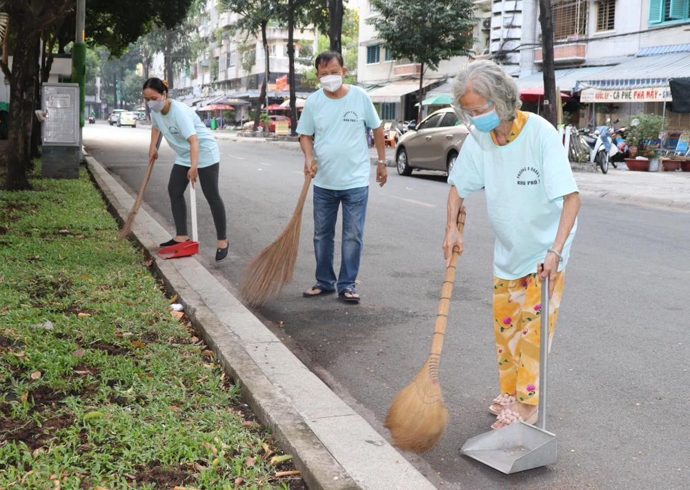 Người dân tham gia dọn vệ sinh tại các tuyến đường