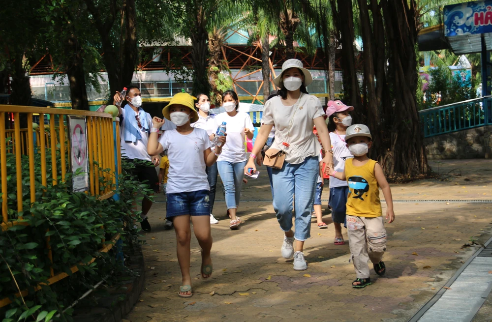 Gia đình công nhân tham gia vui chơi tại Công viên Văn hóa Đầm Sen ngày cuối năm