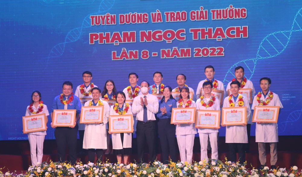 Phó Bí thư Thành ùy TPHCM Nguyễn Hồ Hải tuyên dương các Thầy thuốc trẻ tiêu biểu