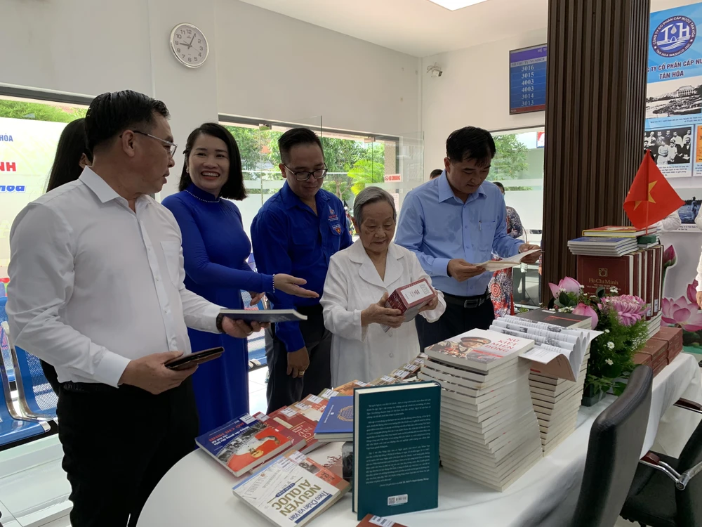 Thêm không gian văn hóa Hồ Chí Minh trong doanh nghiệp ảnh 2 Thêm không gian văn hóa Hồ Chí Minh trong doanh nghiệp ảnh 2