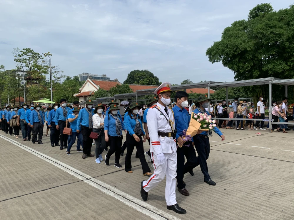 Đoàn công nhân lao động tiêu biểu TPHCM vào Lăng viếng Chủ tịch Hồ Chí Minh 