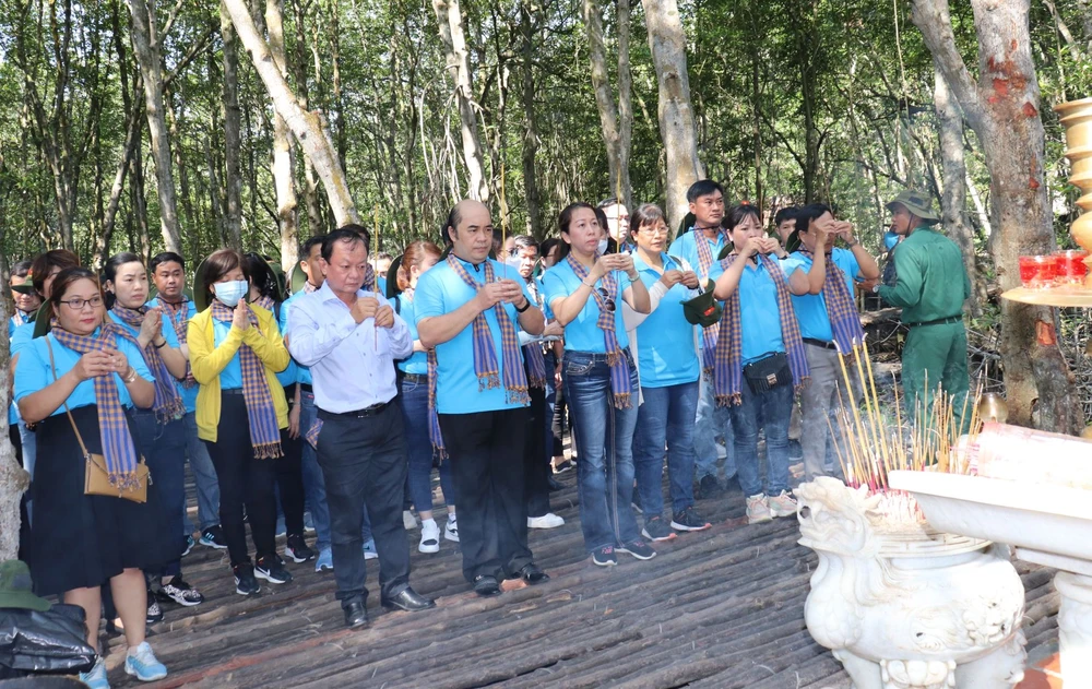 Đoàn công nhân lao động tiêu biểu dâng hương tưởng nhớ các anh hùng liệt sĩ tại Tượng đài chiến sĩ Đặc công Rừng Sác