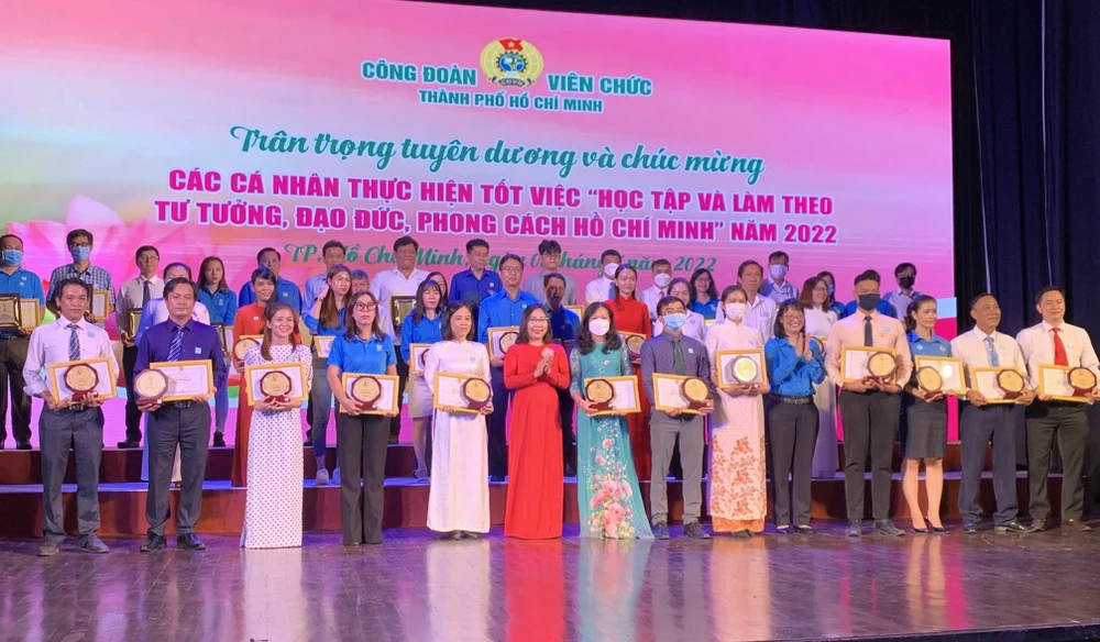 Các tập thể, cá nhân điển hình học tập Bác được tuyên dương ngày 8-7