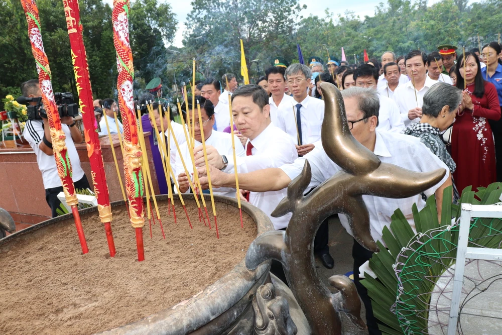 Các đồng chí lãnh đạo, nguyên lãnh Đảng, Nhà nước và TPHCM thắp hương tưởng nhớ các anh hùng liệt sĩ tại Nghĩa trang Hàng Dương