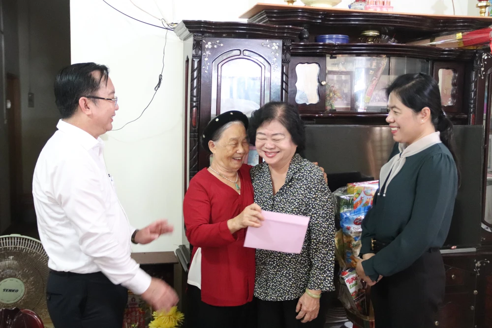 Lãnh đạo TPHCM tri ân các gia đình chính sách tại huyện Côn Đảo ảnh 3 Lãnh đạo TPHCM tri ân các gia đình chính sách tại huyện Côn Đảo ảnh 3