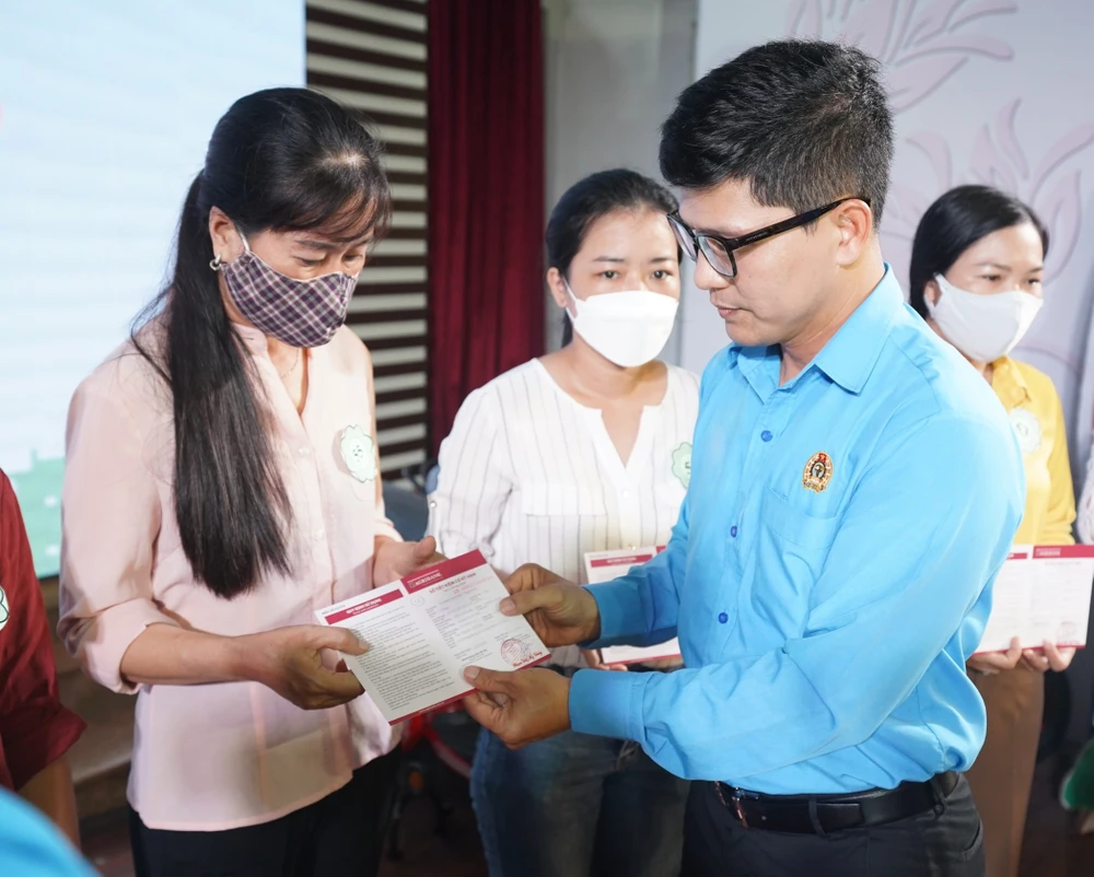 Trao sổ tiết kiệm, phương tiện đi lại cho công nhân lao động khó khăn ảnh 1 Trao sổ tiết kiệm, phương tiện đi lại cho công nhân lao động khó khăn ảnh 1
