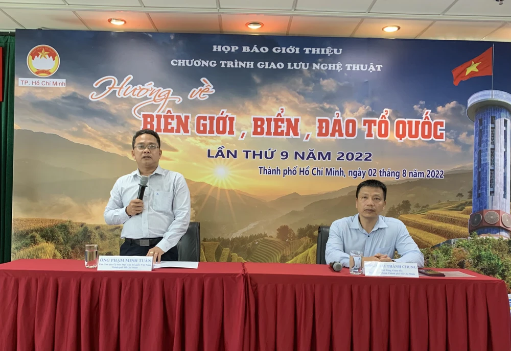 Đại diện Ủy ban MTTQ Việt Nam TPHCM và HTV thông tin về chương trình nghệ thuật