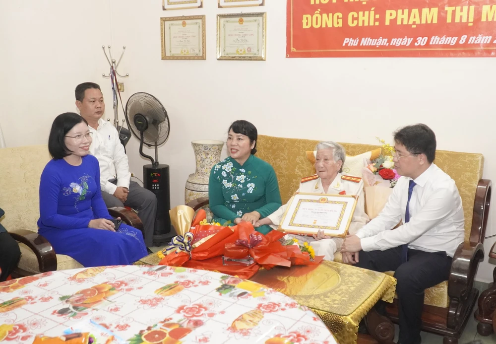 Trao tặng, truy tặng Huy hiệu Đảng đợt 2-9 ảnh 16 Trao tặng, truy tặng Huy hiệu Đảng đợt 2-9 ảnh 16