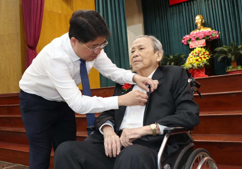 Trao tặng, truy tặng Huy hiệu Đảng đợt 2-9 ảnh 9 Trao tặng, truy tặng Huy hiệu Đảng đợt 2-9 ảnh 9