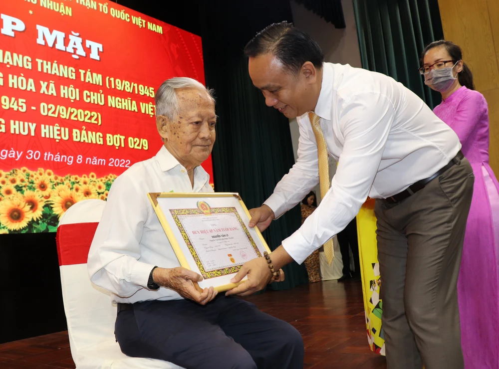 Trao tặng, truy tặng Huy hiệu Đảng đợt 2-9 ảnh 10 Trao tặng, truy tặng Huy hiệu Đảng đợt 2-9 ảnh 10