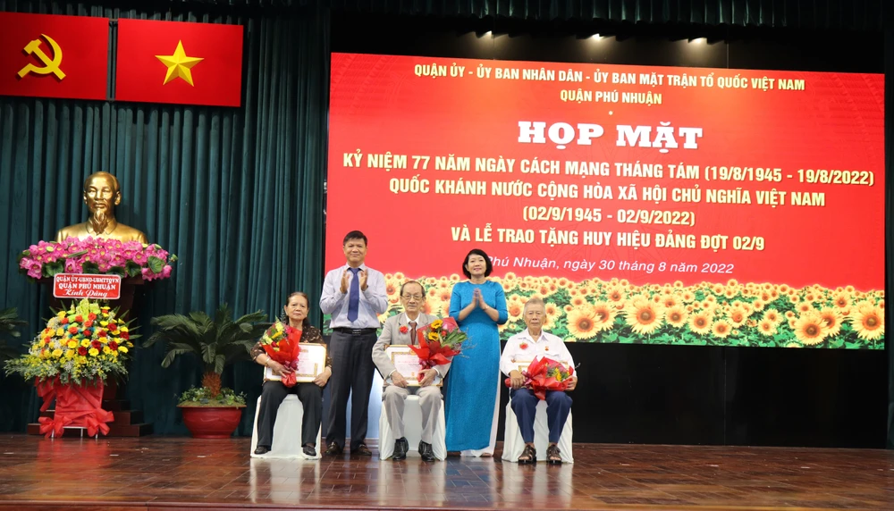 Trao tặng, truy tặng Huy hiệu Đảng đợt 2-9 ảnh 11 Trao tặng, truy tặng Huy hiệu Đảng đợt 2-9 ảnh 11
