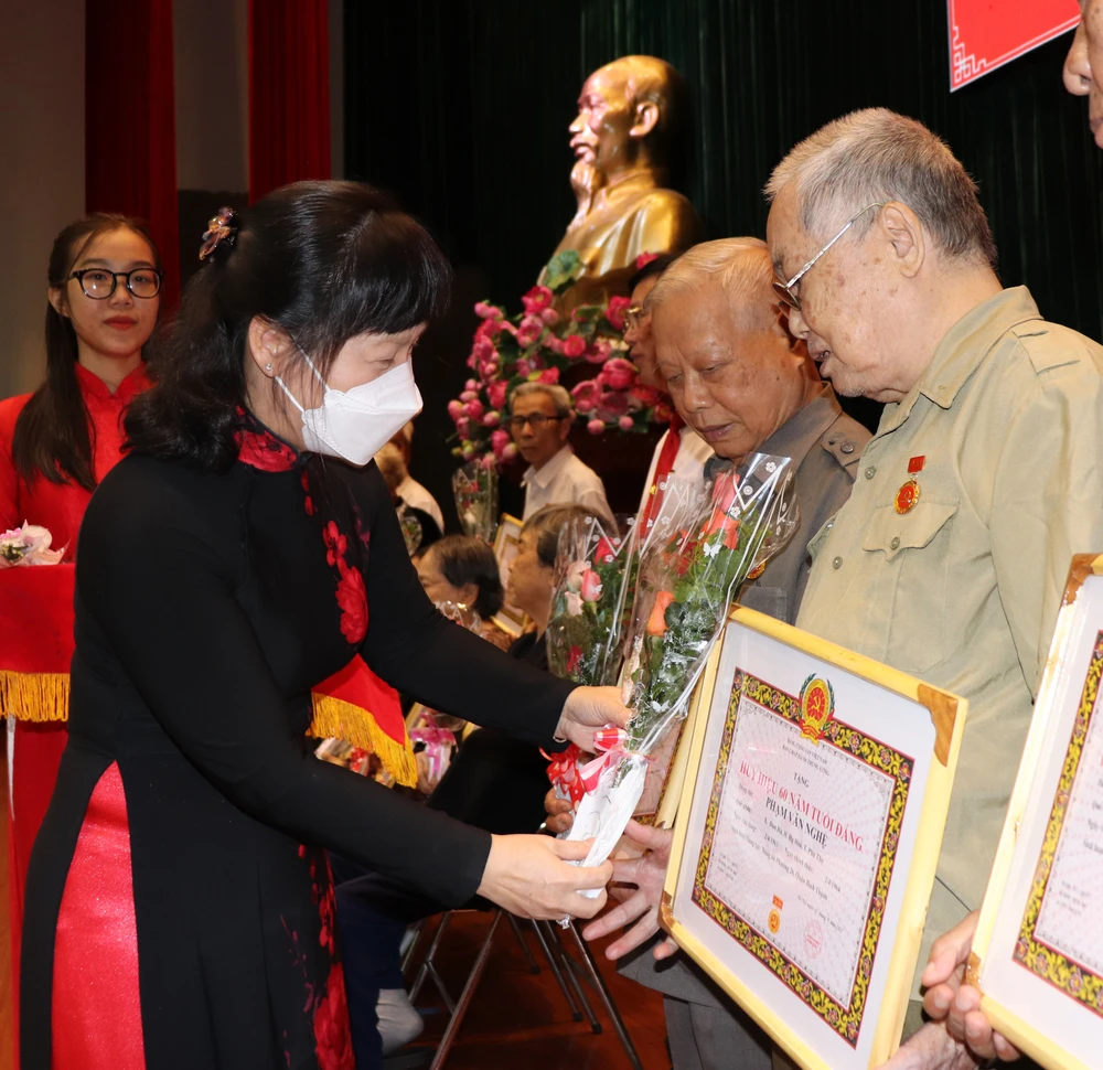 TPHCM trao Huy hiệu Đảng cho các đảng viên cao tuổi Đảng đợt 2-9 ảnh 10 TPHCM trao Huy hiệu Đảng cho các đảng viên cao tuổi Đảng đợt 2-9 ảnh 10