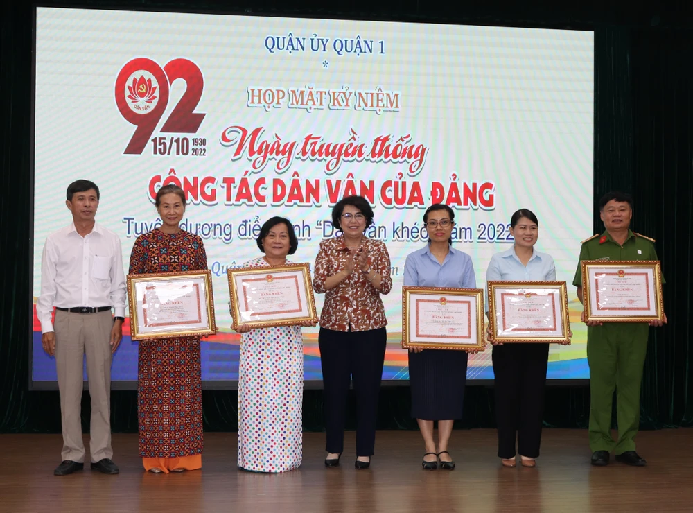 Các tập thể, cá nhân, gia đình Dân vận khéo cấp thành phố được tuyên dương