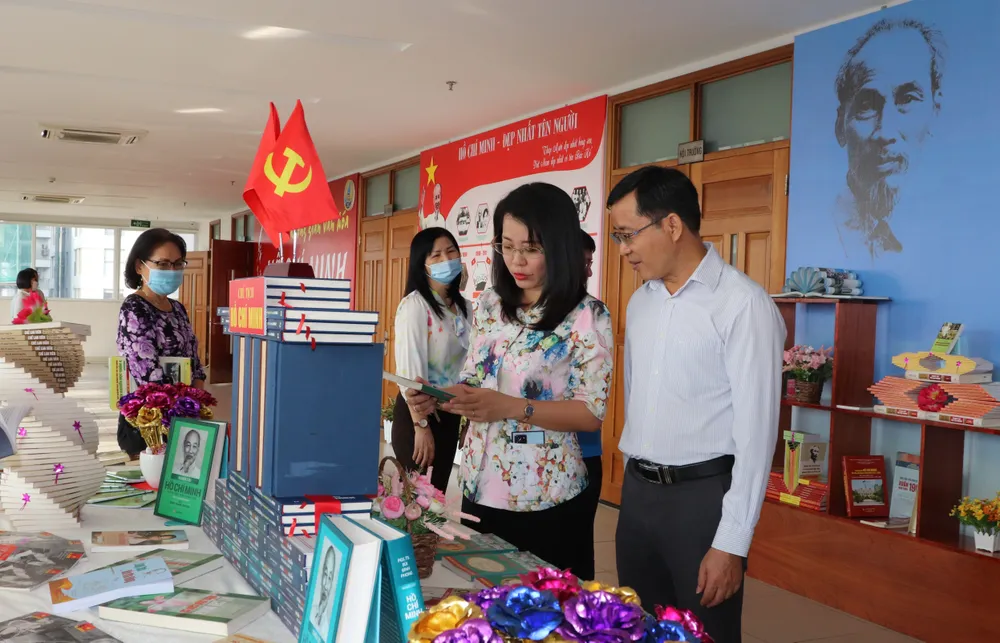 Cán bộ, đảng viên tìm hiểu về cuộc đời Bác Hồ tại Không gian văn hóa Hồ Chí Minh tại Trung tâm Hành chính quận 4 Cán bộ, đảng viên tìm hiểu về cuộc đời Bác Hồ tại Không gian văn hóa Hồ Chí Minh tại Trung tâm Hành chính quận 4