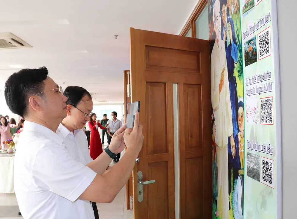 Đại biểu quét mã QR để tìm hiểu các thông tin liên quan Đại biểu quét mã QR để tìm hiểu các thông tin liên quan