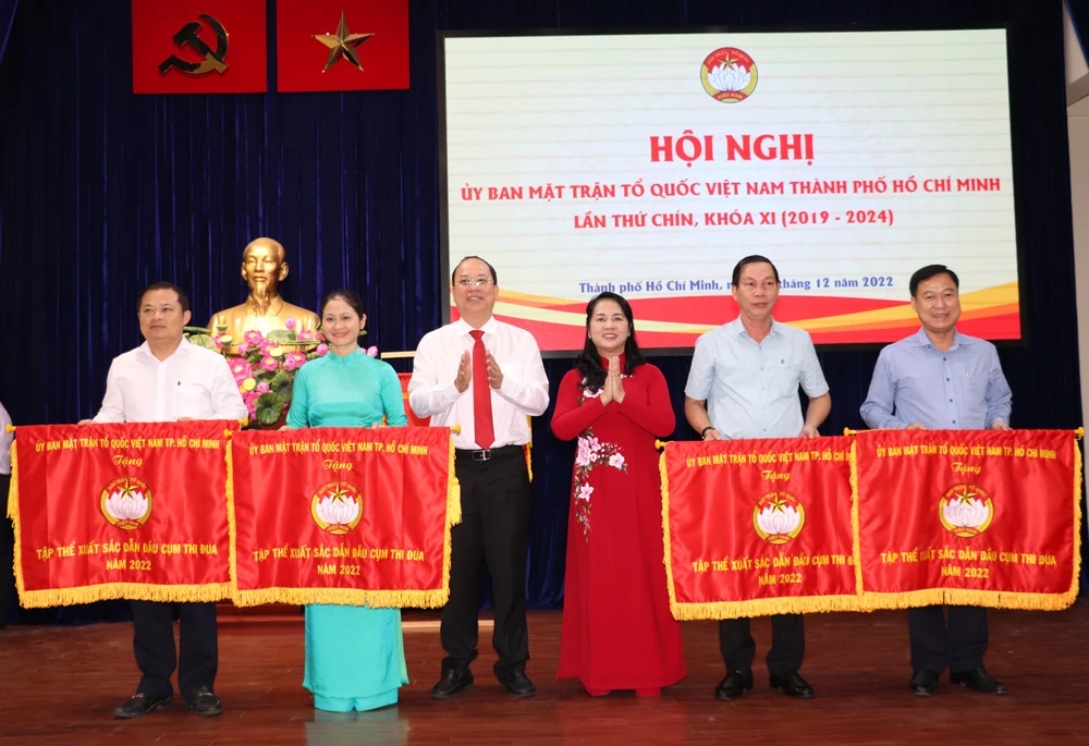 Phó Bí thư Thành ủy TPHCM trao cờ thi đua cho các tập thể xuất sắc