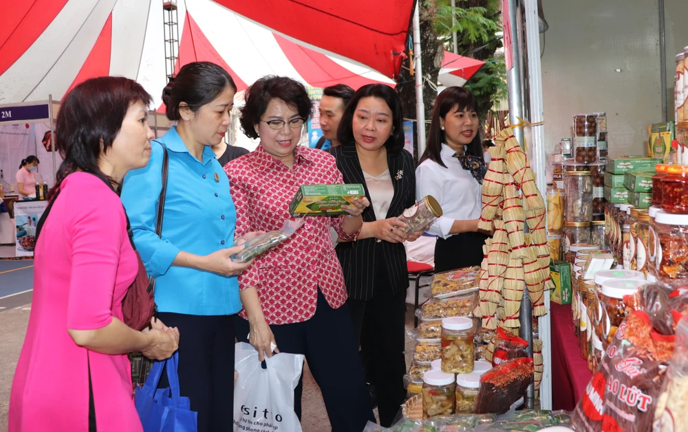 Bí thư Quận ủy quận 1 Tô Thị Bích Châu tham quan các gian hàng phục vụ người lao động 