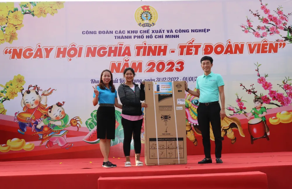 Niềm vui của công nhân Huỳnh Thị Kiều khi may mắn nhận được chiếc tủ lạnh trị giá 10 triệu đồng trong chương trình rút thăm trúng thưởng