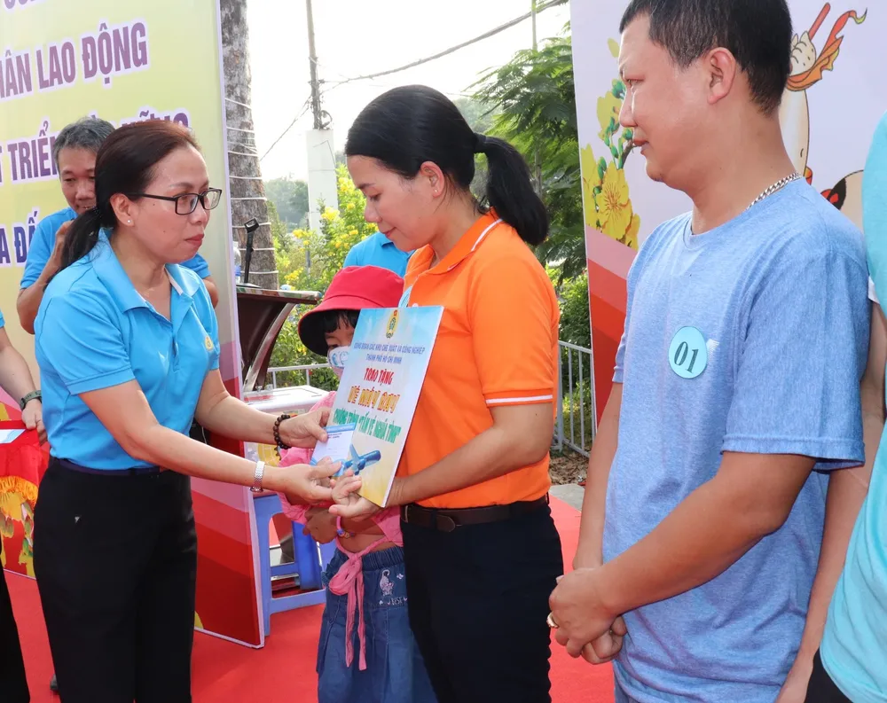 Công nhân Lê Thị Tuyết Mai nhận vé máy bay về quê dịp tết nhờ có sáng kiến trong làm việc